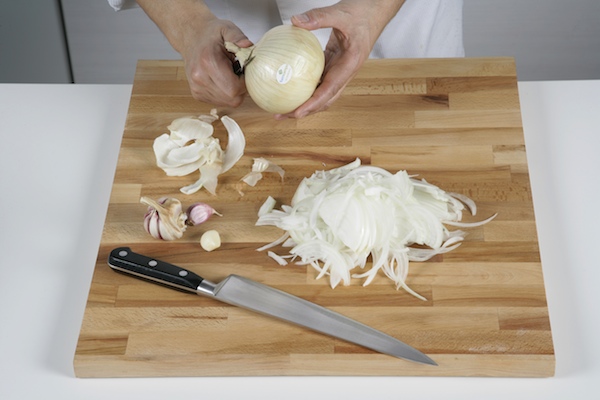 Sopa de cebolla: corte de la cebolla en juliana