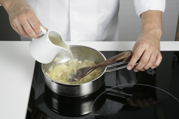 Sopa de cebolla: añadir el caldo