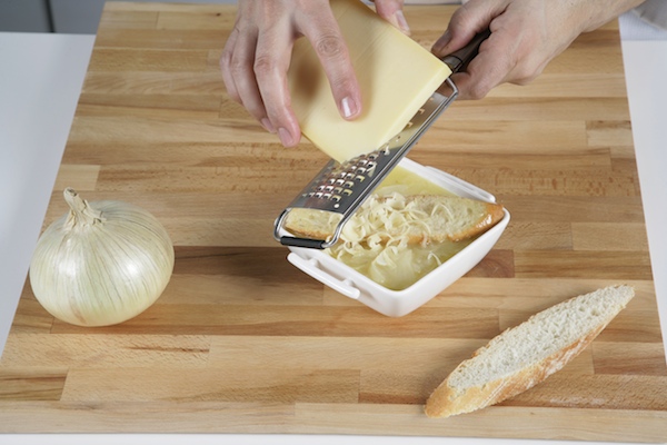 Sopa de cebolla: rodaja de pan y queso espolvoreado
