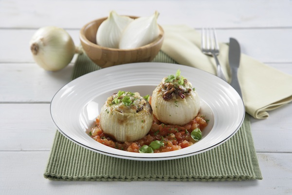 Cebollas rellenas de carne, pasas y piñones